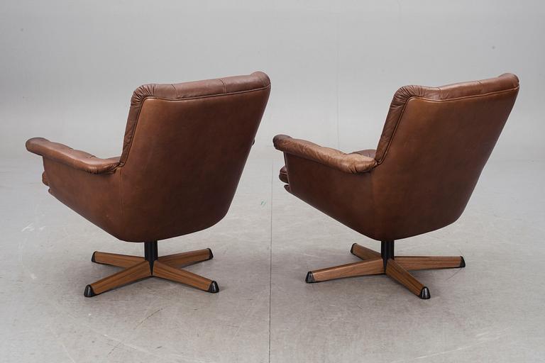 SNURRFÅTÖLJER, ett par, Göte Möbler, 1970-tal.