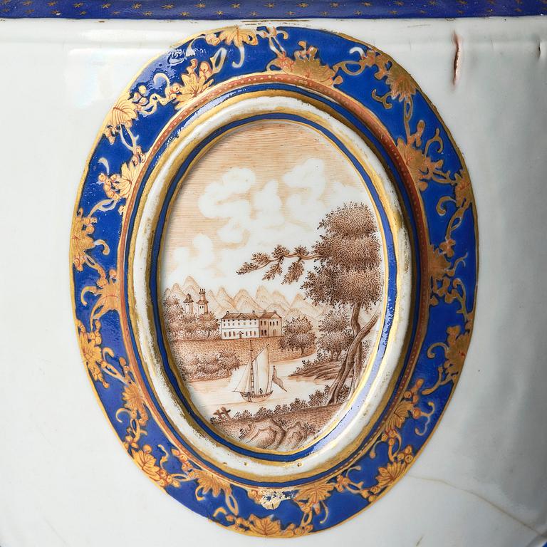 Urnor, ett par, kompaniporslin. Qingdynastin, Qianlong (1736-95).