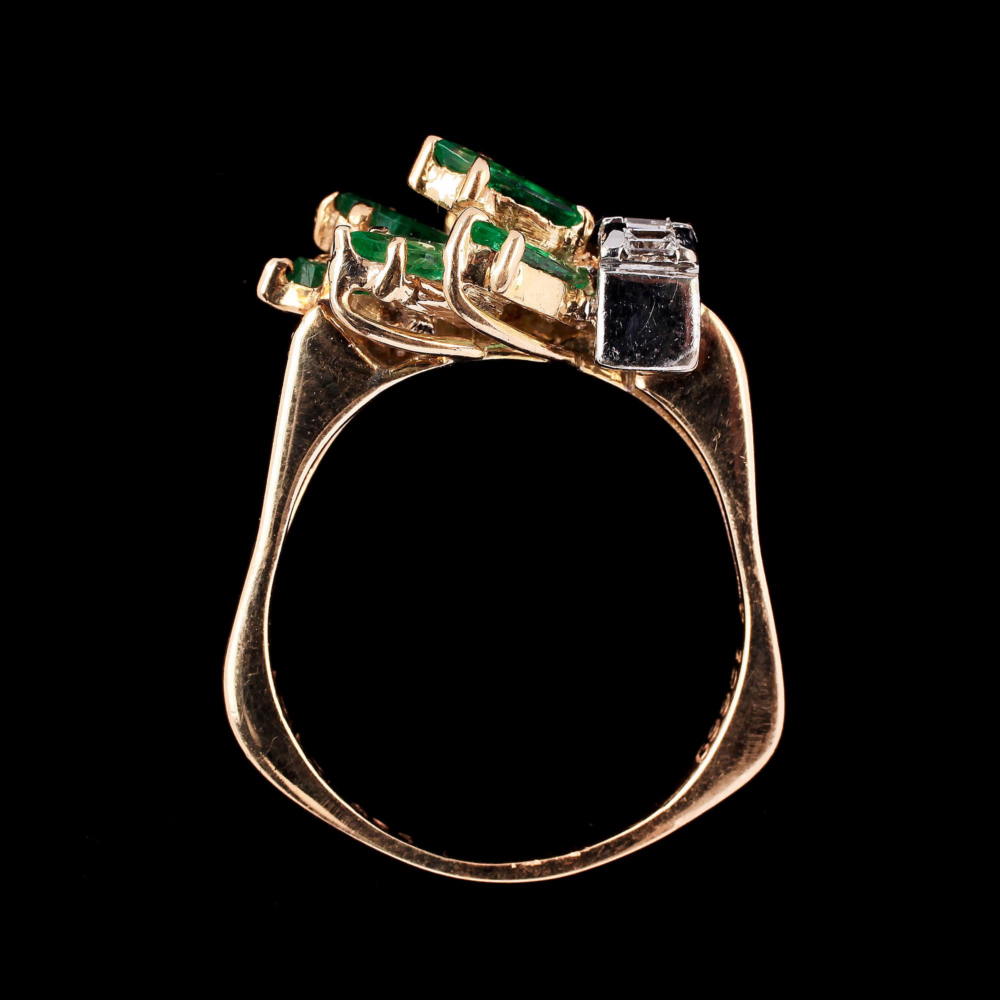 RING, 18k guld, 6 fasettslipade smaragder och 3 baguettslipade diamanter. Vikt 5 g.