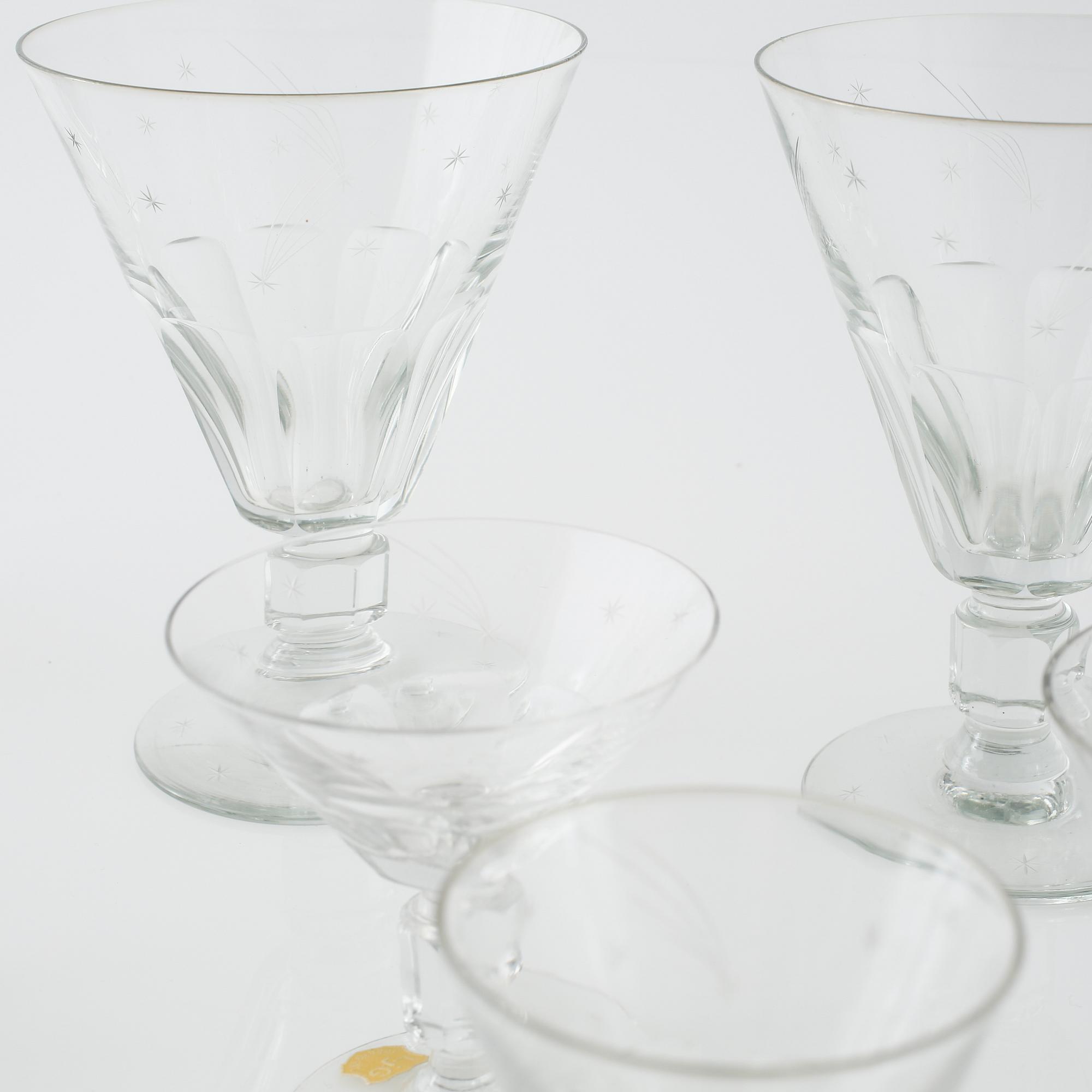 30 pieces of glass from the mid 20th century.