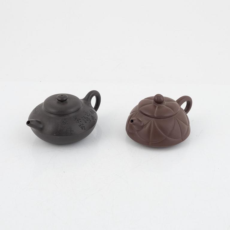 Two Chinese yixing teapots, 20th century.