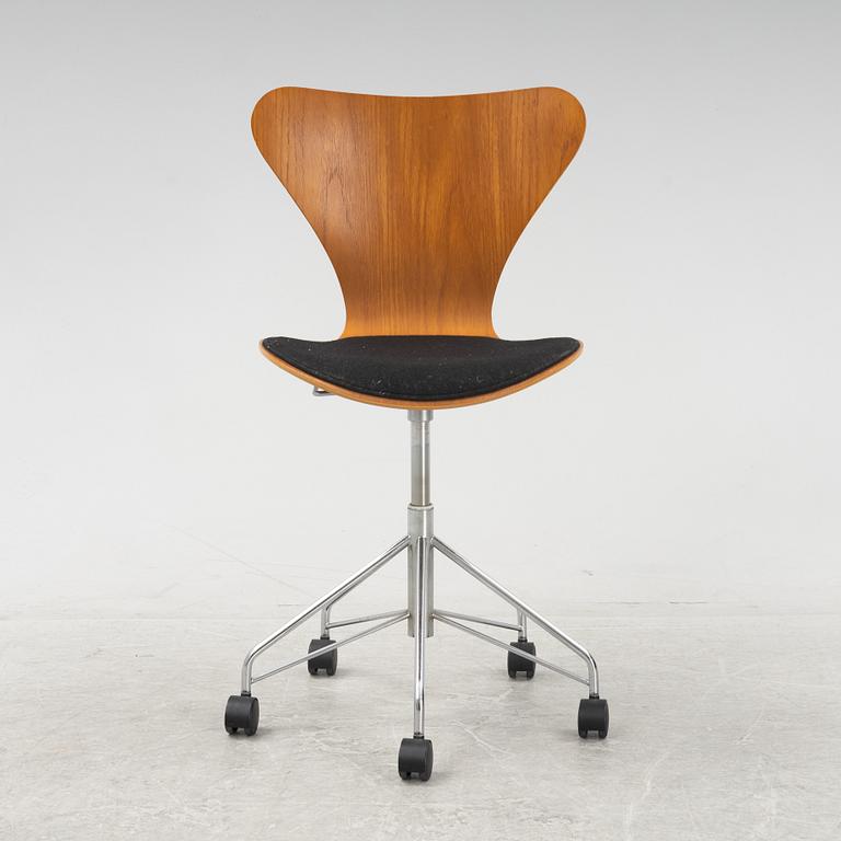 Arne Jacobsen, a 'Series 7' swivel chair from Fritz Hansen, Denmark 1994.