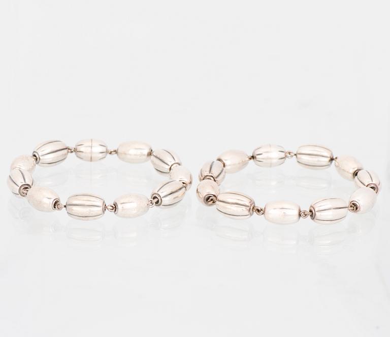 KAULAKORU, RANNEKORUJA, 2 kpl, ja SORMUS, "Halikon Kääty", hopeaa. Kalevala Koru 1972-83.