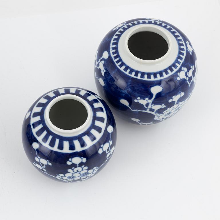 Ytterfoder samt 3 urnor, porslin, kina, 1900-tal.