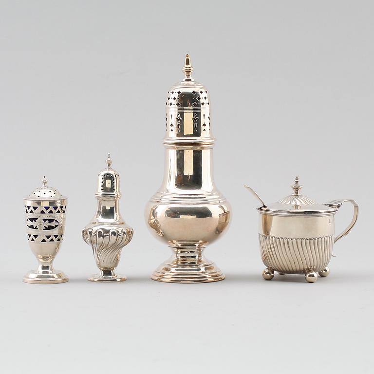 SOCKERSTRÖARE, SALT- OCH PEPPARSTRÖARE SAMT SENAPSKAR, silver, England, 1900-tal. Total vikt ca 263 gram.