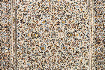 A Kashan carpet, c. 337 x 245 cm.