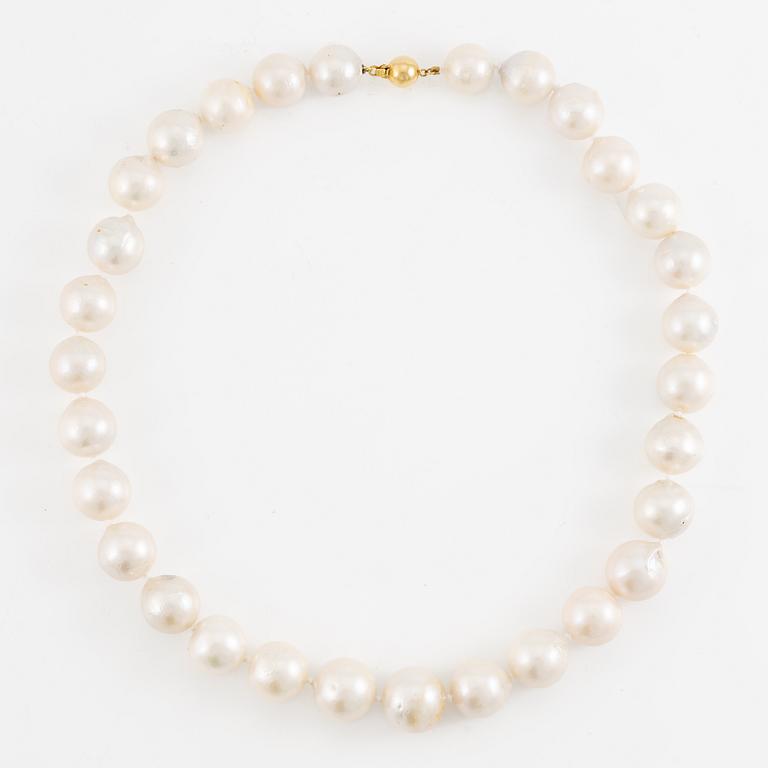 Collier med odlade sötvattenspärlor, lås 18K guld.