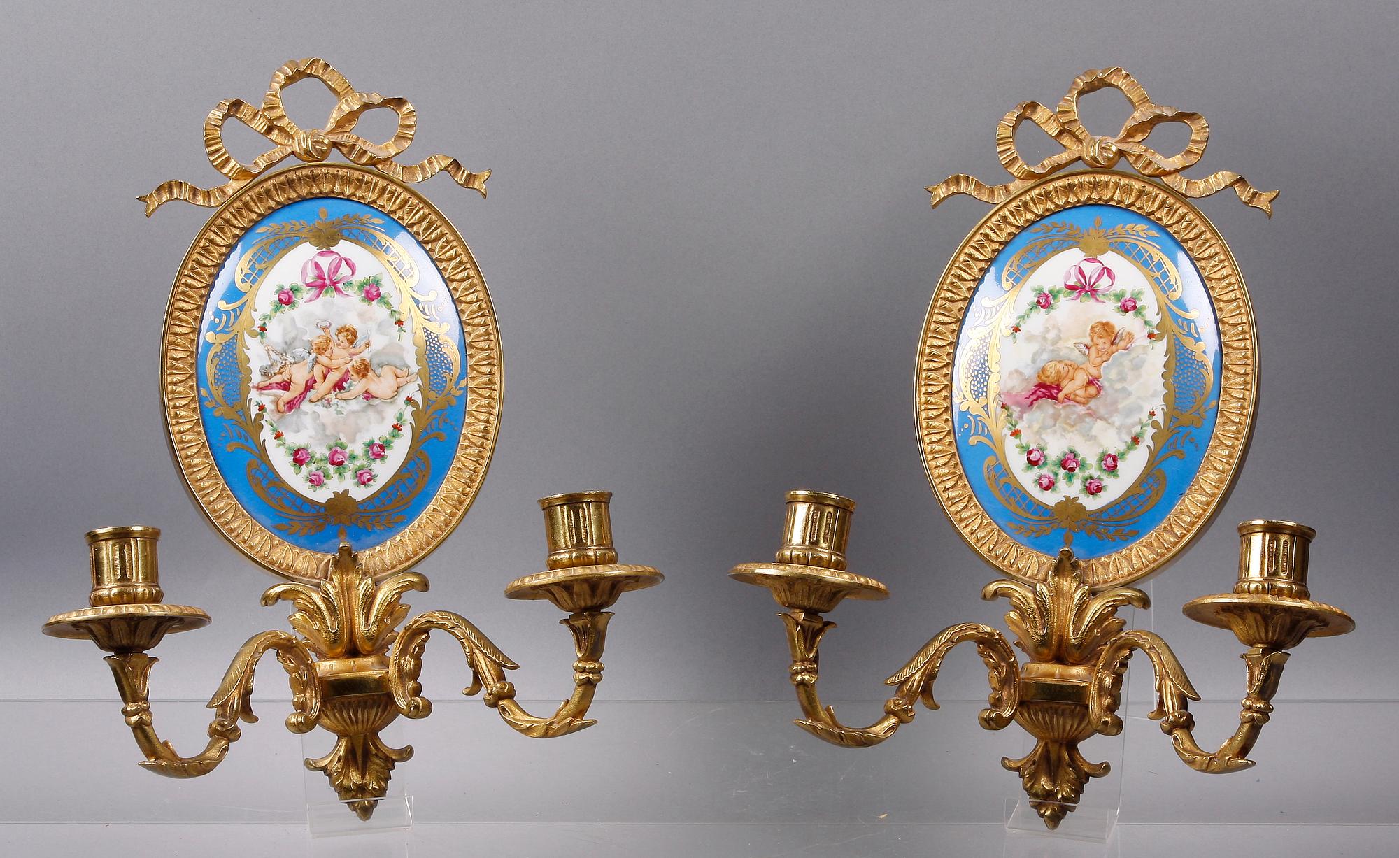 APPLIQUER, ett par, brons och porslin, gustaviansk stil, 1900-tal.