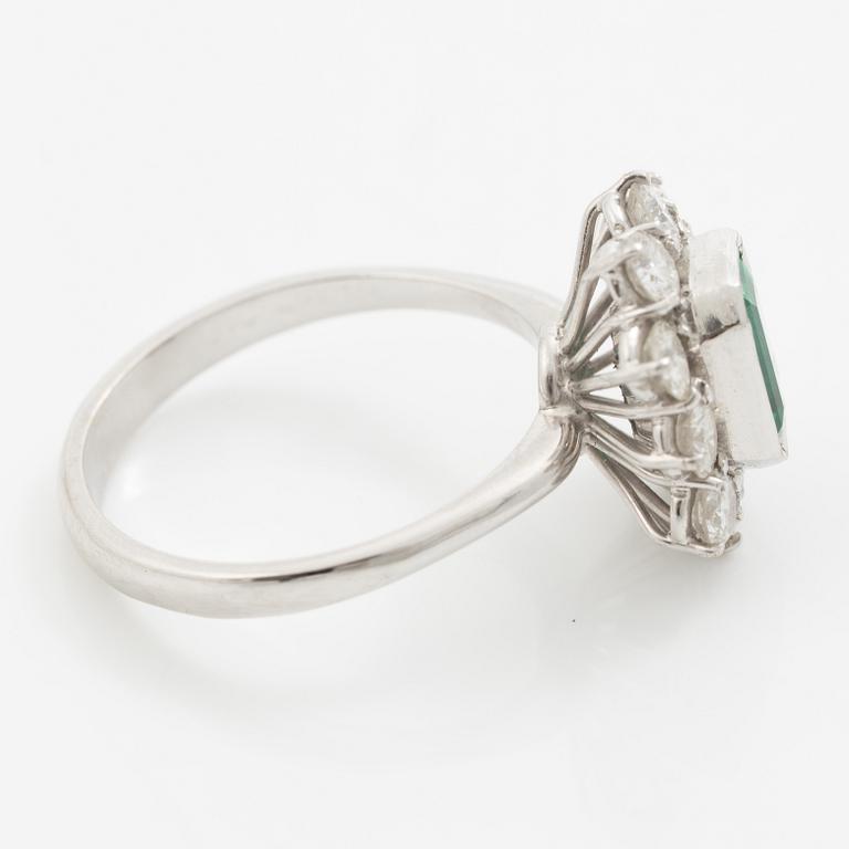Ring 18K white gold set with a step-cut emerald and round brilliant-cut diamonds.