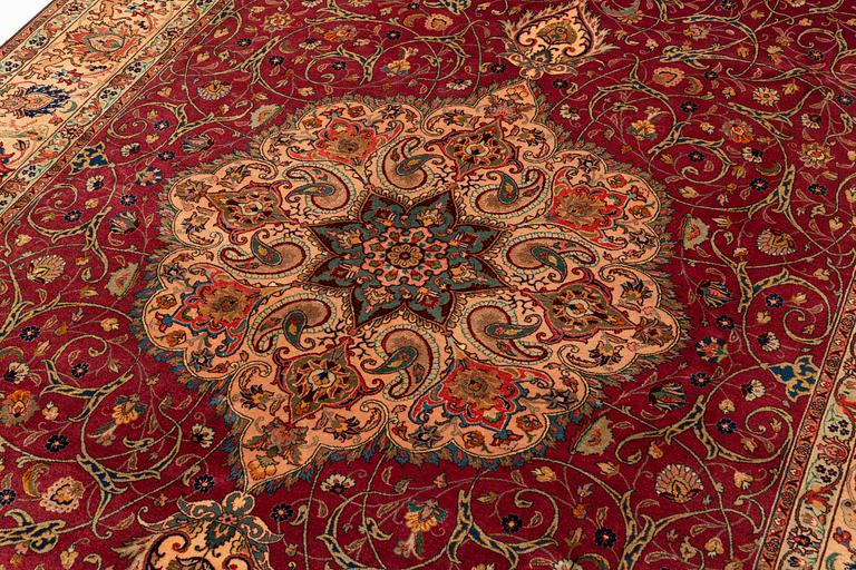 A semi-antique Tabriz carpet, cork wool, 290 x 196 cm.