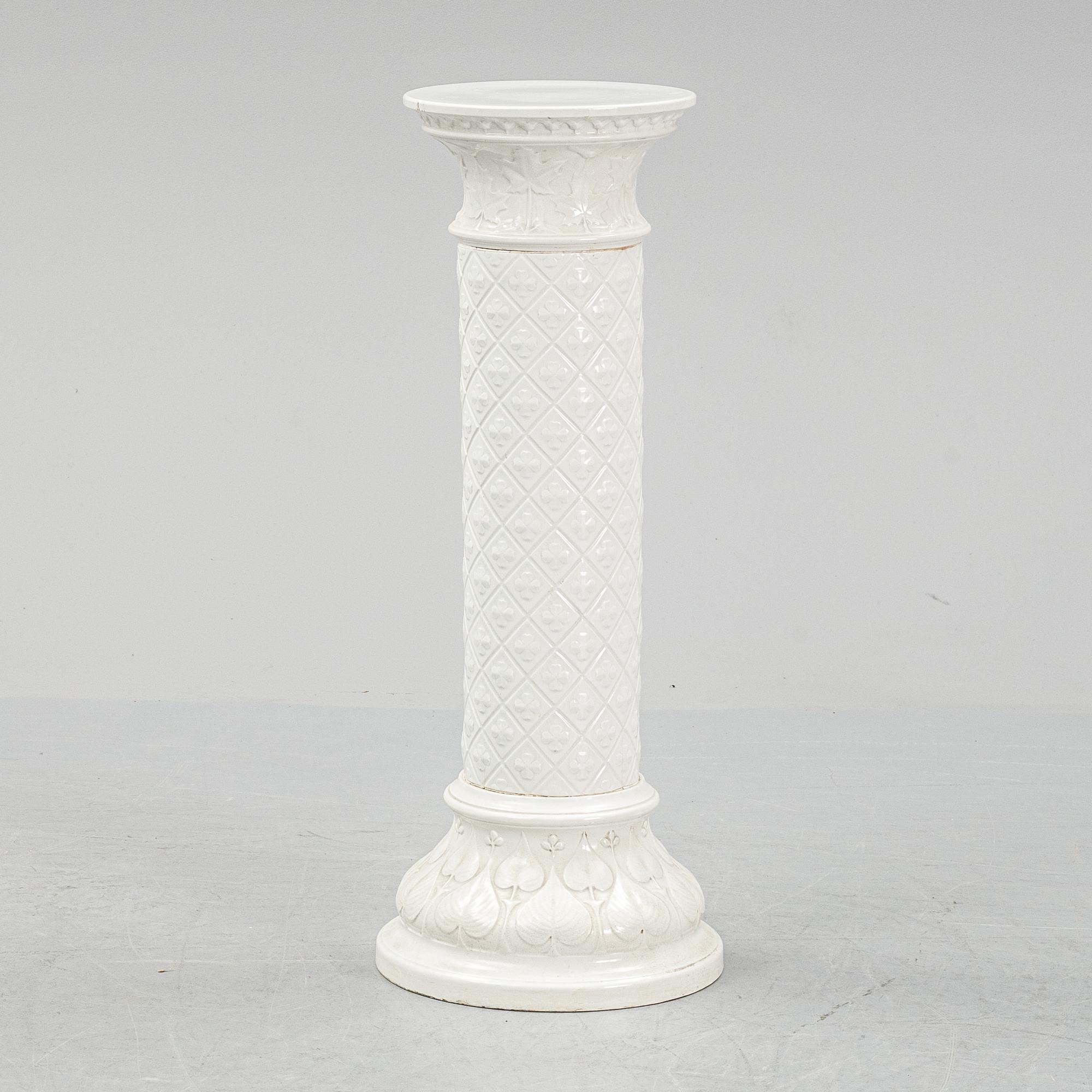 An early 20th Century piedestal.