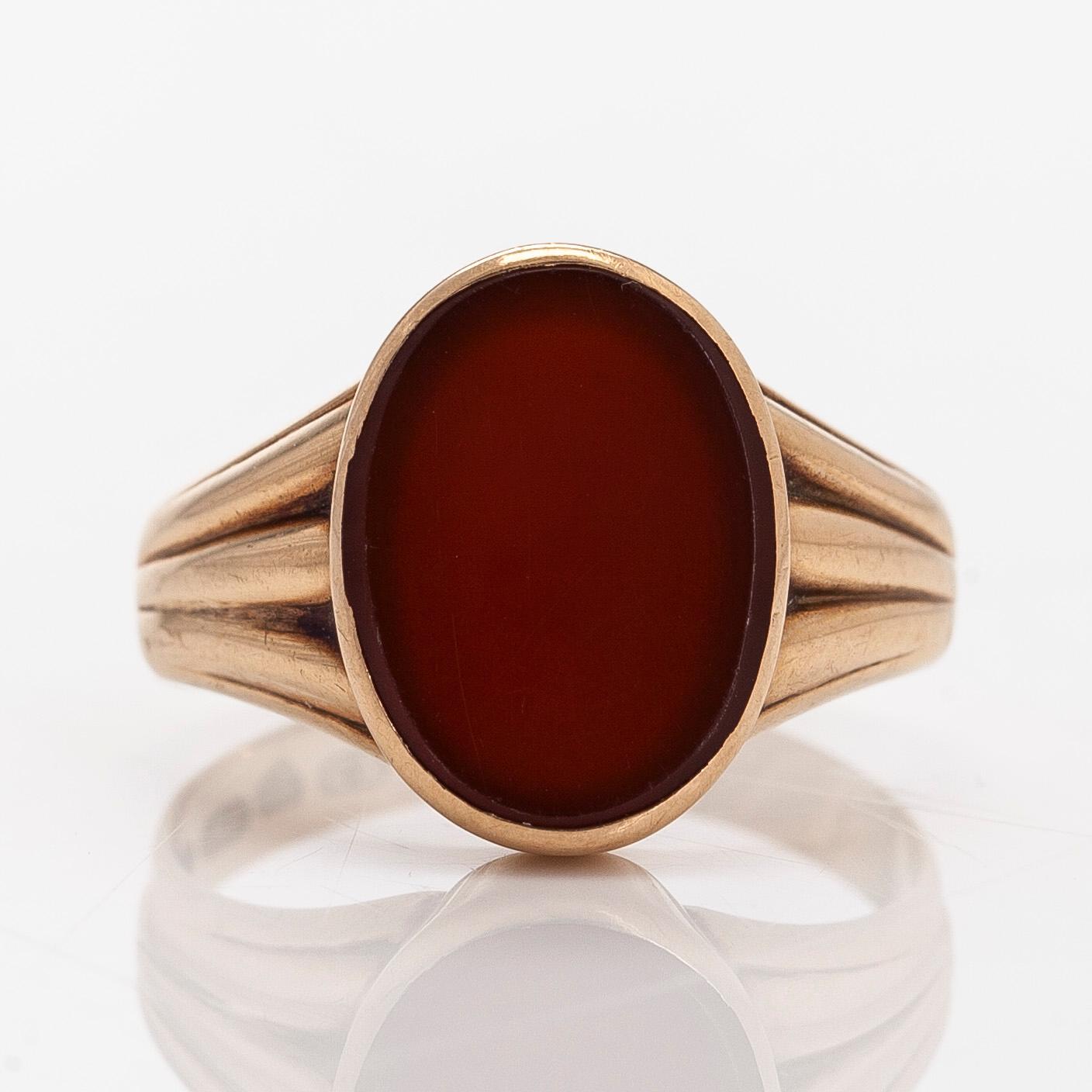 Ring, 14K guld med en oval sard sten, Westerback, Helsingfors 1956.