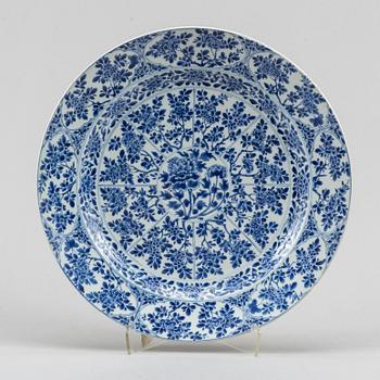 A blue and white serving dish, Qing dynasty, Kangxi (1662-1722).