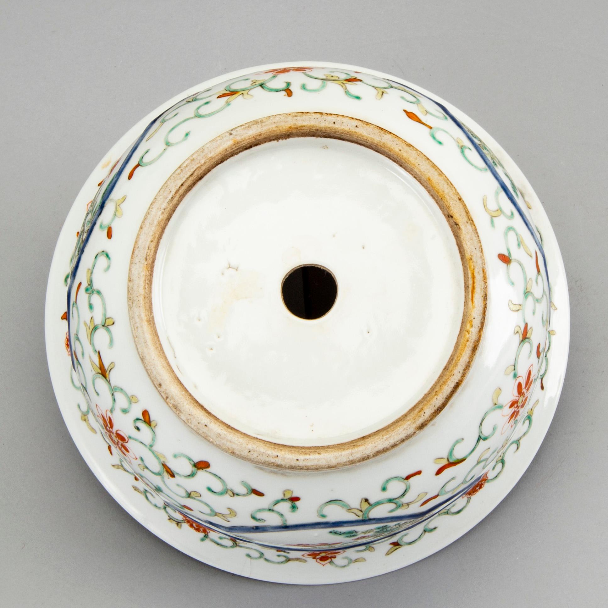 Ytterfoder porslin samt skulptur/pappersvikt, brons. Kina, omkring 1900.