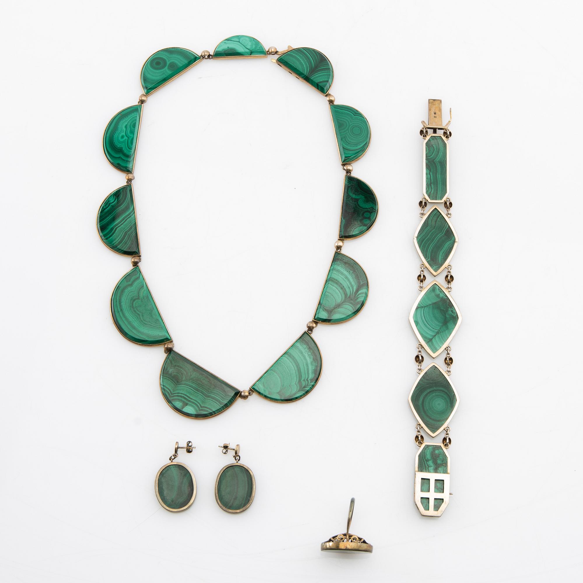 Halsband, ring och armband med slipade malakiter, Kina 1900-talets första hälft.