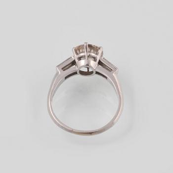 RING, platina med briljantslipade diamant 2.19 ct samt 2 baguettslipade diamanter 0.21 ct, Vikt 5,1 gram.