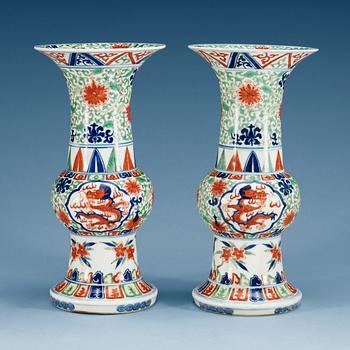 1665. VASER, ett par, porslin. Qing dynastin, troligen Yongzheng med Wanli sex karaktärers märke.