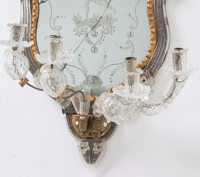 Spegellampetter, för fyra ljus, ett par, Venedig ca 1730, tillskrivna glasmästarfamiljen Briati.