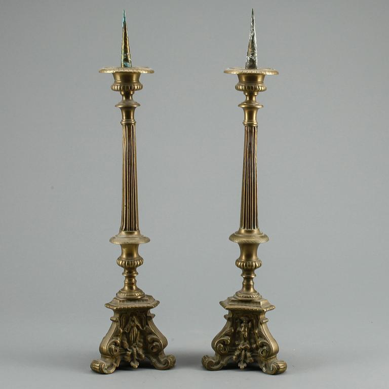 ALTARLJUSSTAKAR, ett par, mässing. 1800-tal.