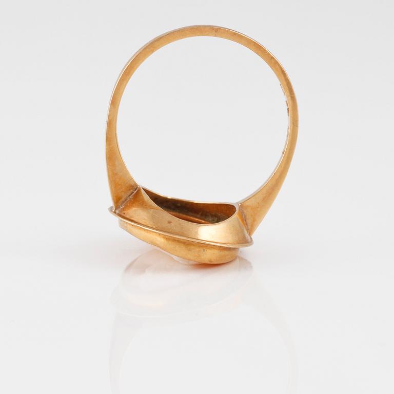 RING, 18K guld med skuren snäckskalskamé, Trege, Göteborg. Vikt 4,1 gram.