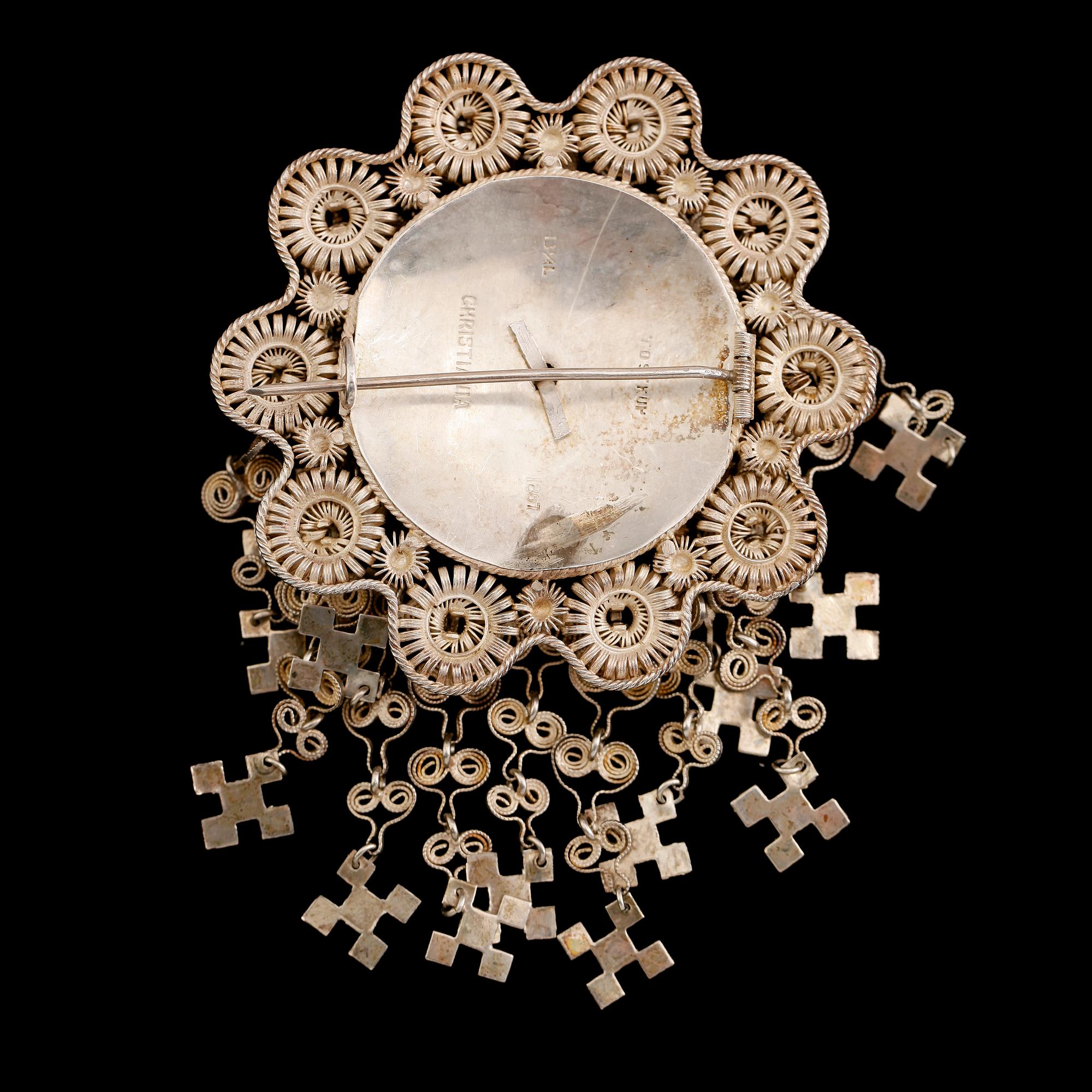 SÖLJEBROSCH, silver, Jacob Tostrup, Christiania 1867. Vikt ca 38 gram.