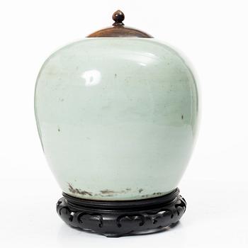 A porcelain pot with wooden cover and stand, China, 19th century.
