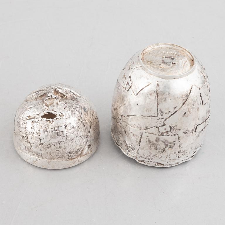 Lars Arby, två bägare/vaser, sterling silver varav en med lock, Göteborg 1975-1976.