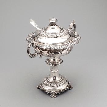 SOCKERSKÅL PÅ FOT MED STRÖSKED, silver, senempire, Jakob S. Lundberg, Stockholm 1845. Vikt tot ca 730 gram.