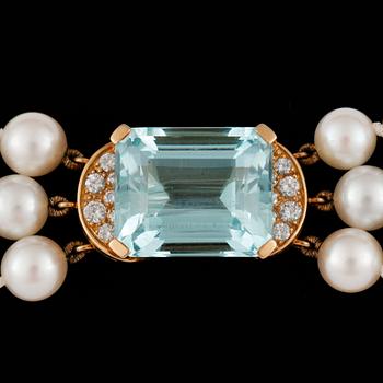 60. A 3-strand cultured pearl necklace. Clasp with a 13.80 cts aquamarine and briliant-cut diamonds.