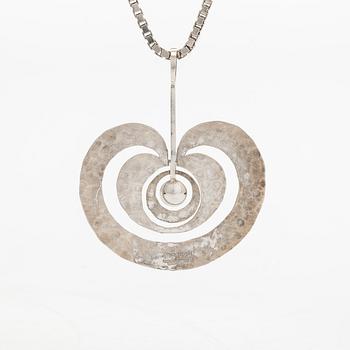 Tapio Wirkkala,  a sterling silver 'Apple pendant, Kultakeskus with chain.