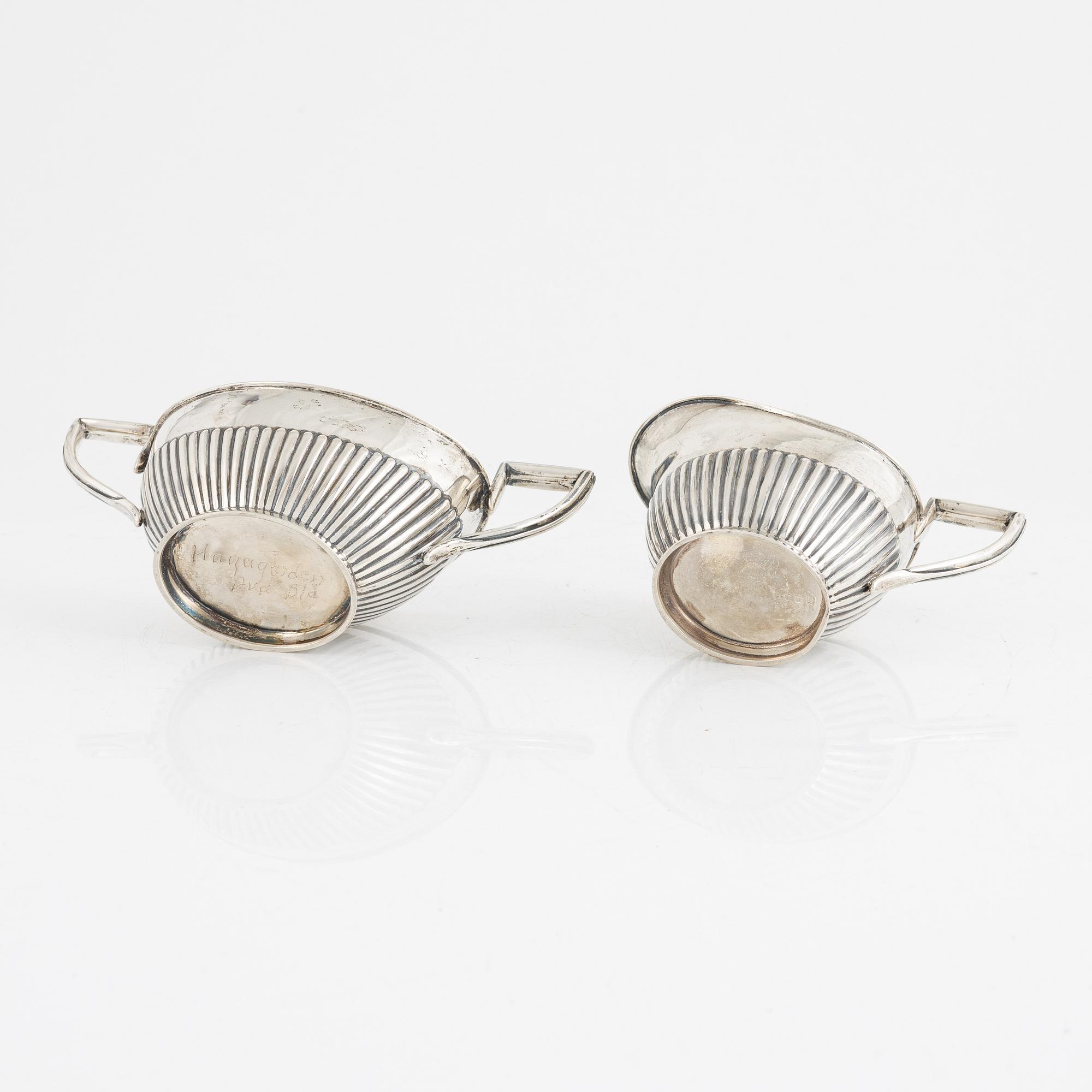 K Anderson, sockerskål och gräddkanna, 2 delar, silver, Stockholm 1908. Gustaviansk stil.