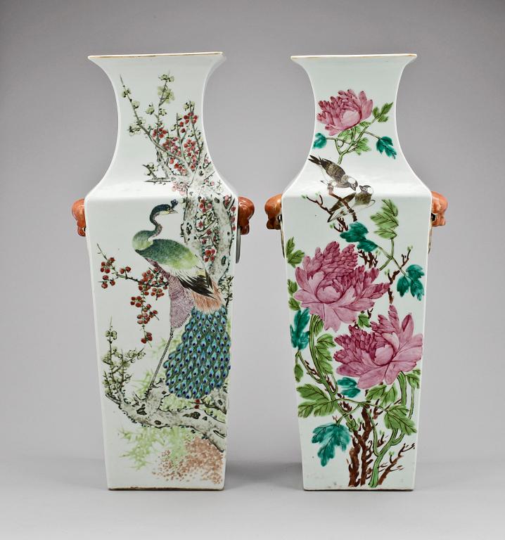 VASER, 2 st, porslin, Kina 1900-talets första hälft.