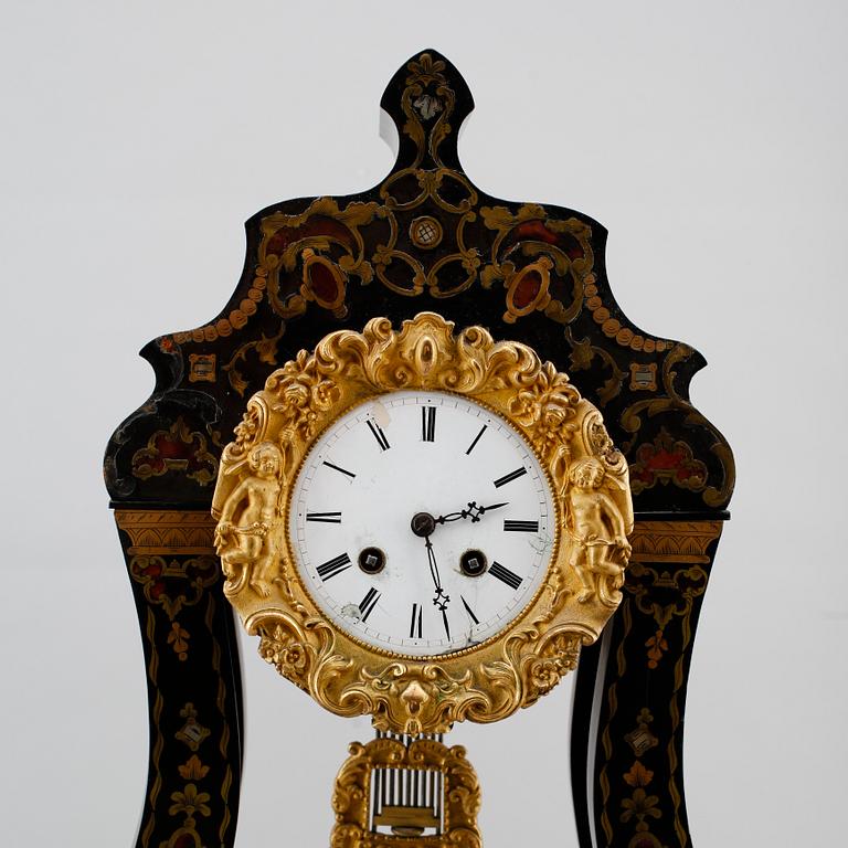 BORDSPENDYL, svärtat trä, 1800-talets andra hälft.