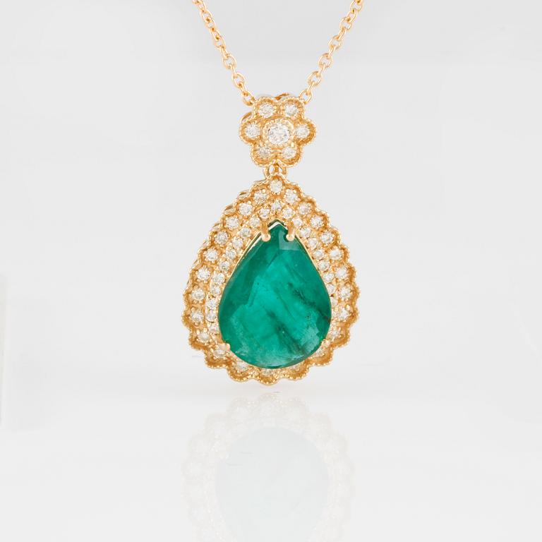 HÄNGE, 18K guld med briljantslipade diamanter ca 0.45 cct samt droppslipad smaragd ca 4.45 ct. Vikt 5,0 gram.