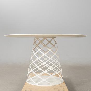 Paul Leroy matbord "Aoyama" för Gubi Danmark modern tillverkning.