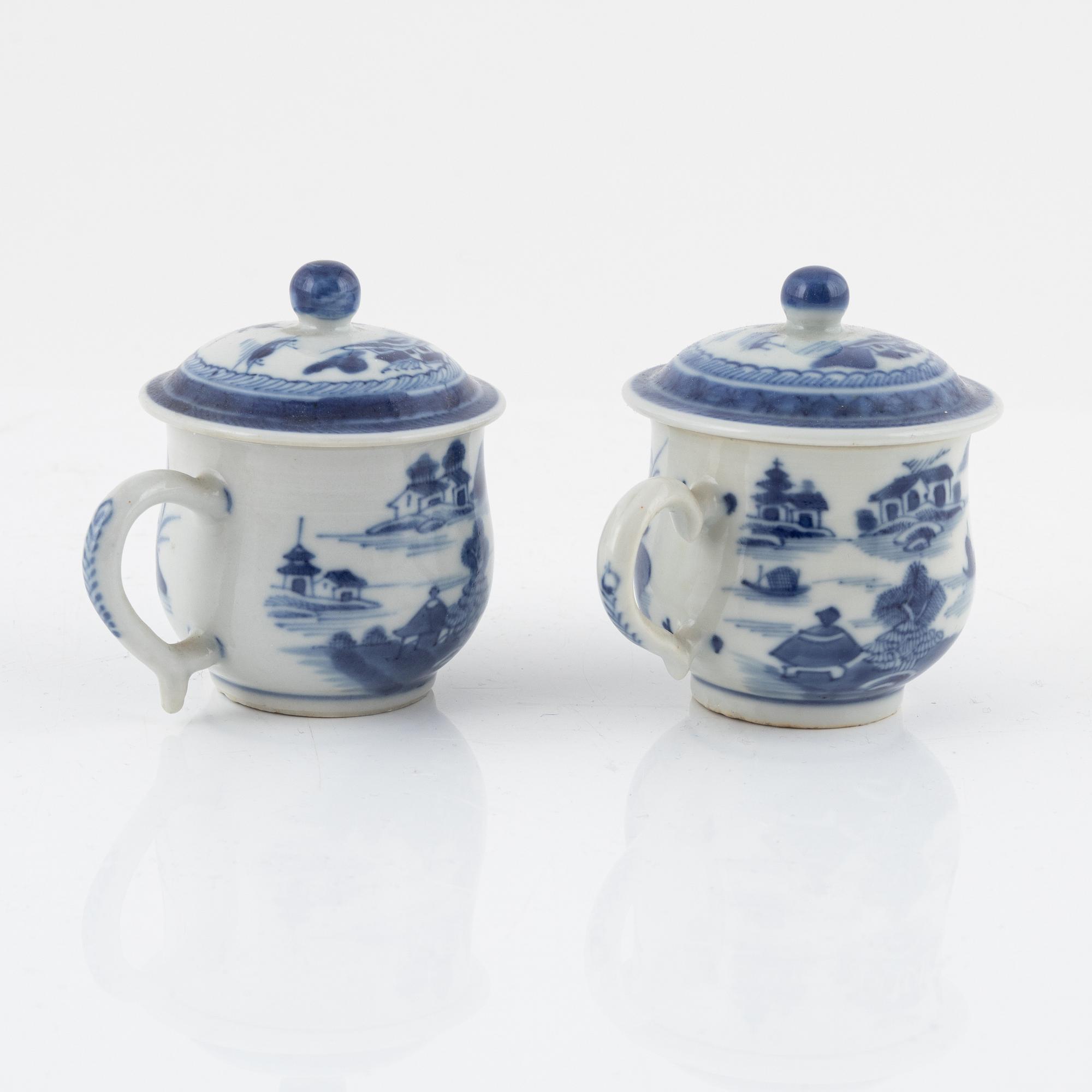 Terrin med lock och fat, porslin, Kina, Qianlong (1736-95) samt två crèmekoppar, porslin, Kina, qingdynasti, 1800-tal.