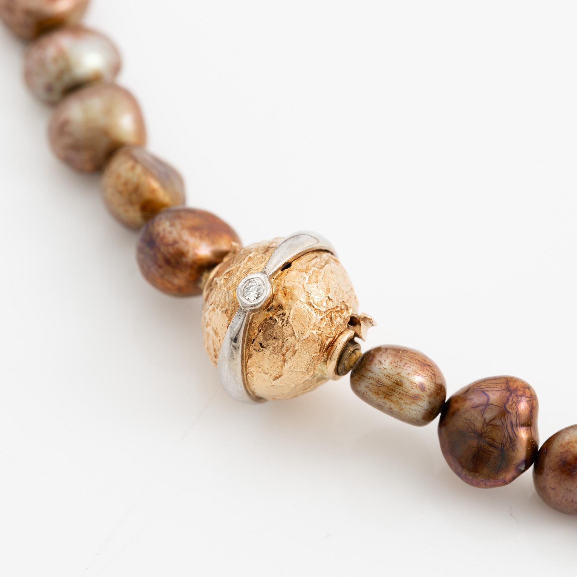 A Per Borup clasp in 18K gold with round brilliant-cut diamonds.