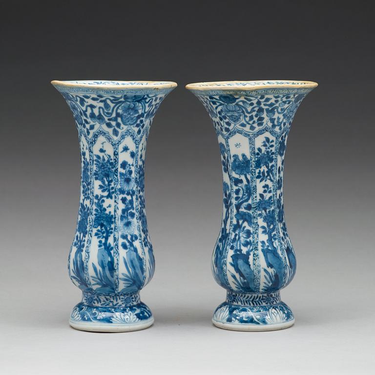 A pair of blue and white vases, Qing dynasty, Kangxi (1662-1722).