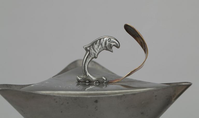 SKÅL MED LOCK SAMT MUGG, tenn, Firma Svenskt tenn respektive Guldsmedsaktiebolaget GAB, Stockholm 1931 och 1930.