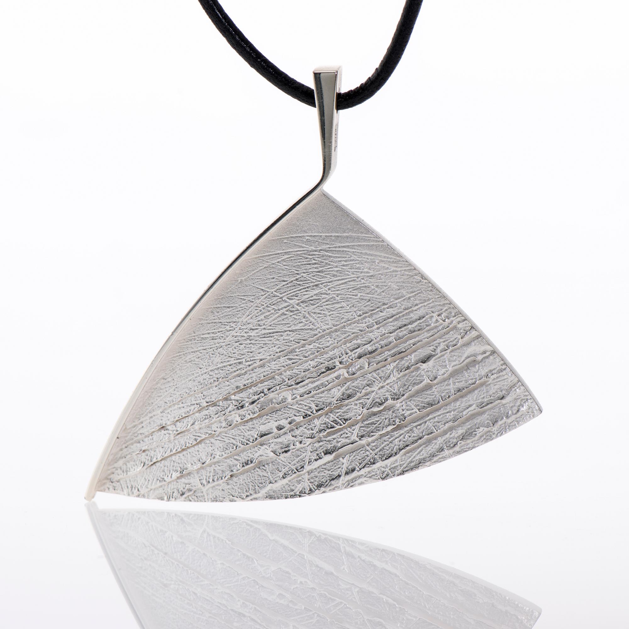 HÄNGSMYCKE, "Night train" sterling silver, lädersnör, Christoph Burger Lapponia 1995. Vikt tot. 43,4 g.
