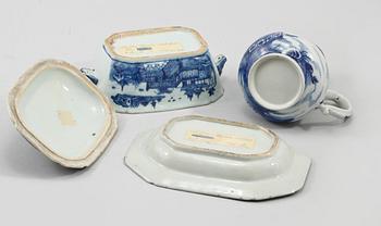 SMÖRTERRIN PÅ FAT SAMT KANNA, porslin, Kina, 1700 samt 1900-tal.
