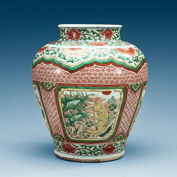 1474. A Transtional wucai jar, 17th Century.