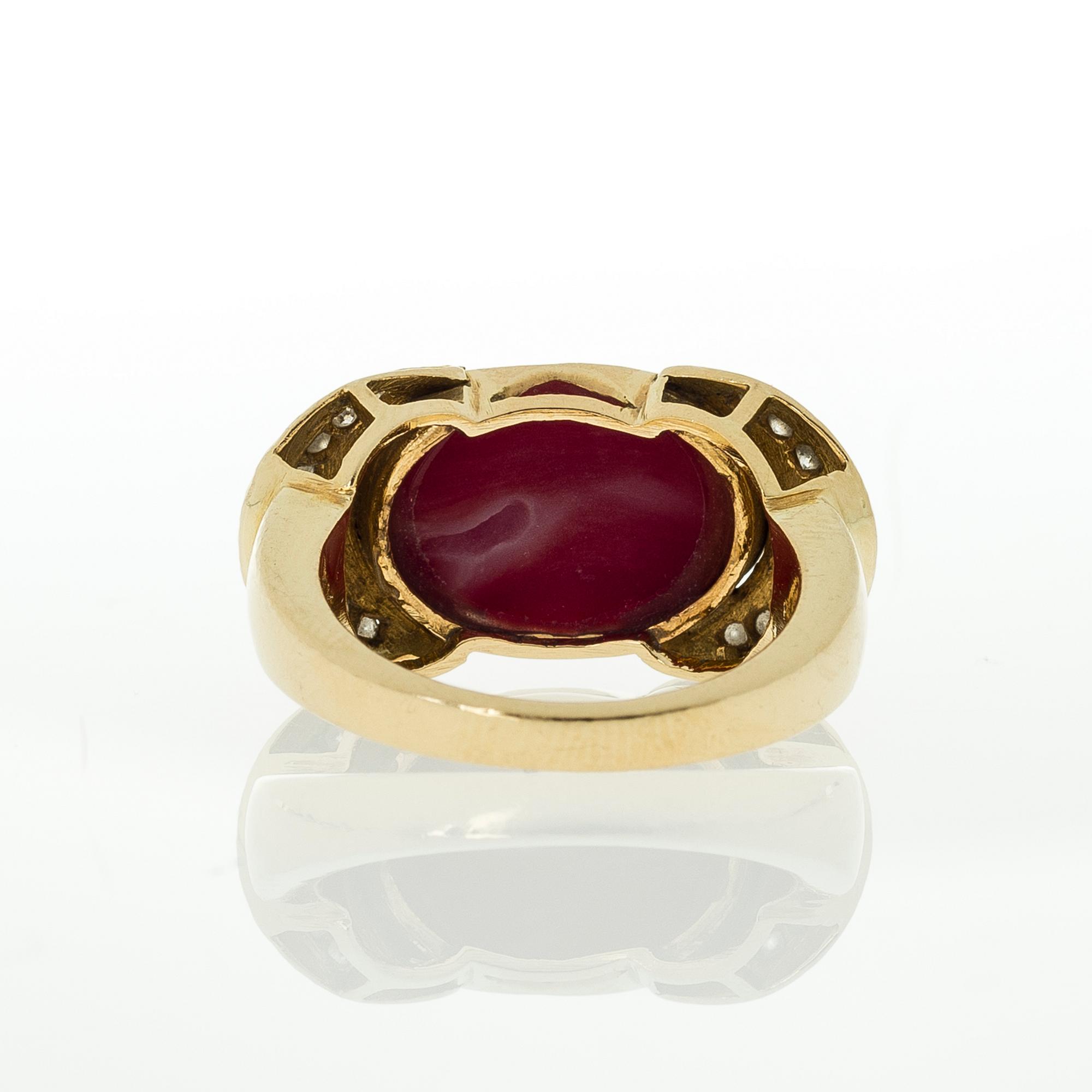 RING, cabochonslipad kalsedon, briljantslipade diamanter, 18K guld.