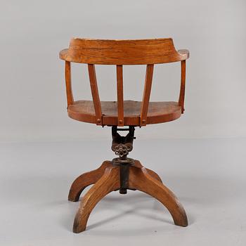 SKRIVBORDSSTOL, 1900-talets första hälft.