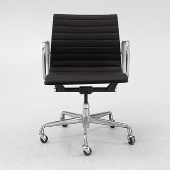 Charles & Ray Eames, skrivbordsstol, "EA 335", Norman Miller 1997.