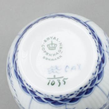 SERVISDELAR, 84 stycken, porslin, Musselmalet, Royal Copenhagen.
