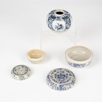 Askar, med lock, två stycken, samt kruka, keramik.  Thailand, Sawankhalok, 1300/1600-tal.