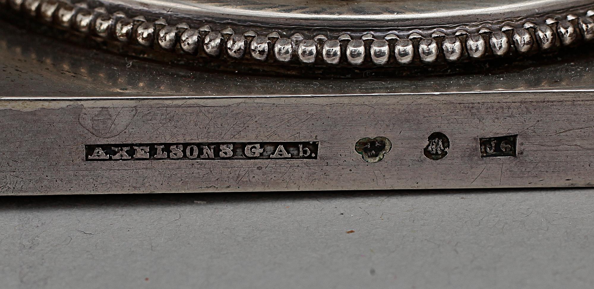 KAFFEKANNA samt MJÖLKKANNA, silver, empirestil, Ludvig Axelson Jr, Stockholm, 1898. Tot vikt ca 662g.