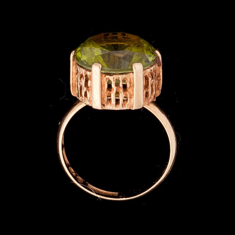 RING, 18k guld, peridot, diameter ca 12 mm. Vikt ca 6 g.