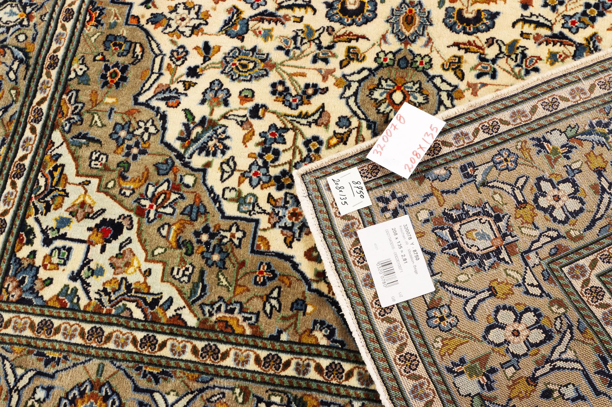 A Kashan rug, a. 208 x 135 cm.